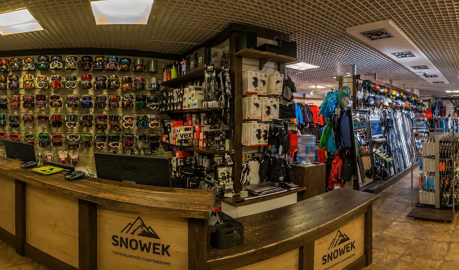 Торговый зал Snowek в Кирове: стойка продавца, стена масок, шлемы и одежда